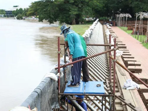 Flooding hits six Ayutthaya districts as Chao Phraya releases rise, so move stock and equipment up high now