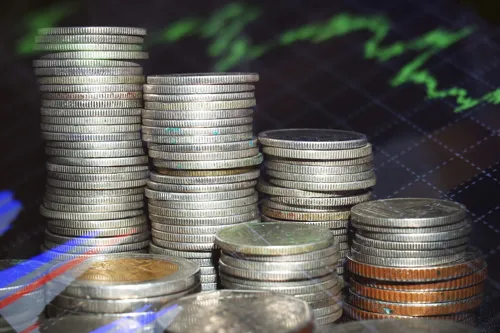 Baht opens weaker at 33.60 per dollar as traders eye Fed rate hike bets