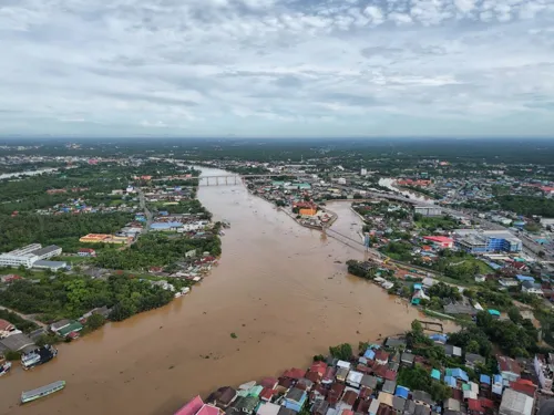 Samut Songkhram warns low-lying riverside areas to brace for Mae Klong dam releases and high tides