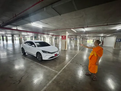 Wat Dhammakaya opens parking building for 1,000 cars to flood evacuees in Khlong Luang