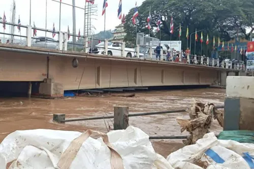 Mae Sai river nears bank-top again this morning; Chiang Rai businesses should prepare for flooding