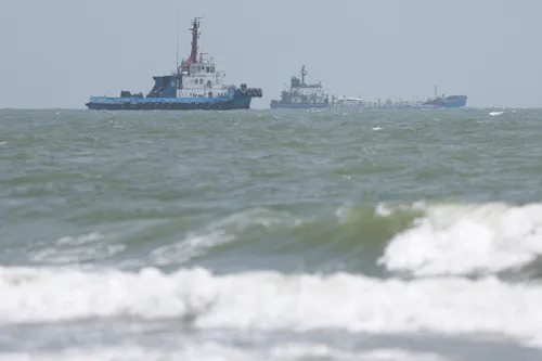 US says Hormuz strait is clear of mines, but allies doubt it and shipping is still thin
