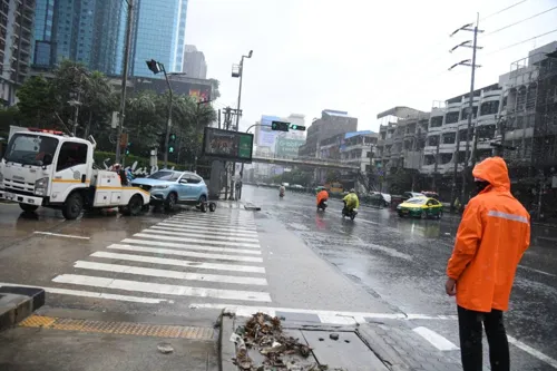Petchaburi New Road reopens to traffic after flooding; stranded cars being cleared