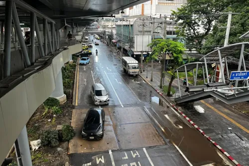 Bangkok flood waters receding in Khlong Chan and Lat Phrao, recovery work starts in Lat Krabang and Saphan Sung