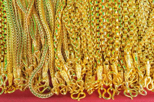 Gold prices fall 400 baht today: bars at 68,750 baht, jewellery at 69,550 baht