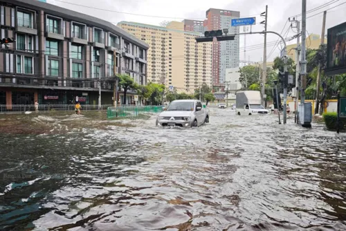 Flooding hits eastern Bangkok districts, with streets up to 59cm deep
