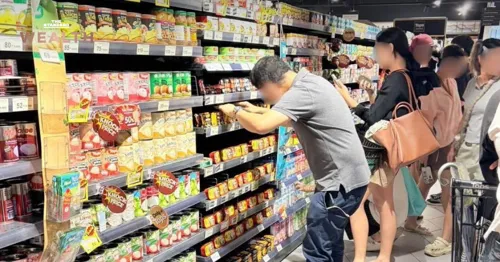 Tops says stock is sufficient during Bangkok flooding, with more deliveries of water and ready meals