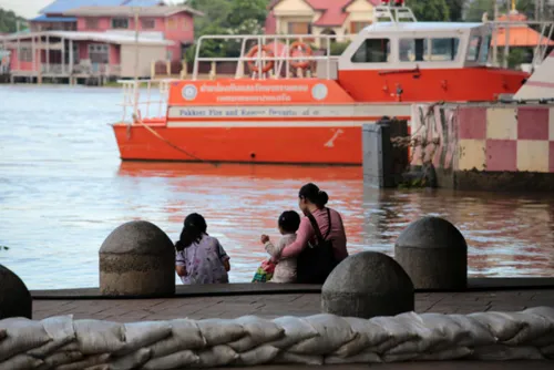 Chao Phraya runoff to peak near Ayutthaya and Chai Nat, so move stock and vehicles now