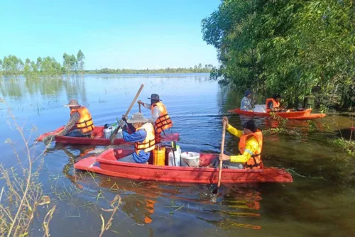 Eastern floods persist and new rain is due through the weekend, so plan for delays and damage