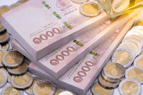 Baht opens at 33.08 per dollar on 13 Aug as US dollar firms on Middle East tensions