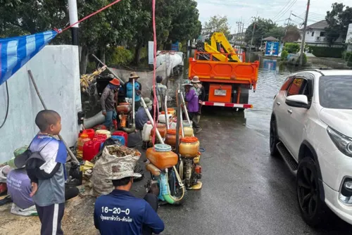 Floods still hit Bangkok and 20 provinces, mostly the Central Plains, though water is receding