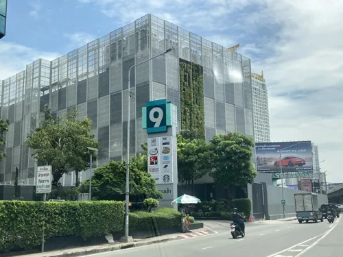 Bangkok's governor inspects Rama 9 data centre after odour complaints, with a one-month rule-setting review under way