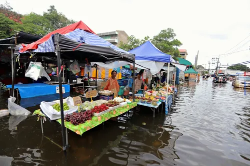 Bangkok flooding in Wat Ko and Phoe Sin areas disrupts supply and delivery, so plan for costs and lost orders