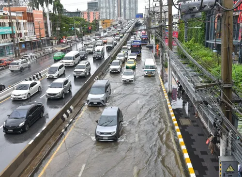 Bangkok flooding: avoid travel today and expect delays on Vibhavadi-Rangsit