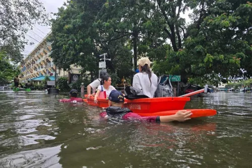 Bangkok floods hit 700,000 people; Lat Krabang and Khannayao worst, drainage to take about a week