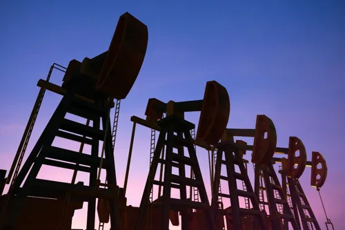 Crude oil falls after Saudi East-West pipeline restarts, but full recovery takes 6-8 weeks