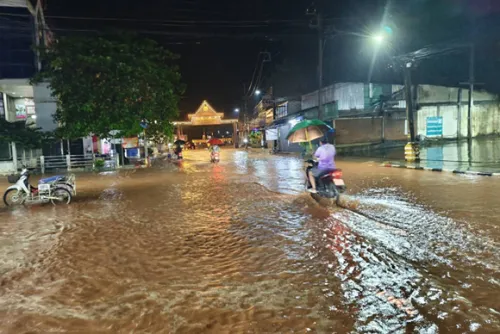Flood water still rising in 12 provinces, Mae Klong downstream warned of sudden surge