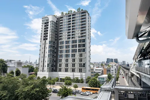 Condo loan rejections hit 40% at one developer, and Q4 discounts of 10-20% may follow in oversupplied areas