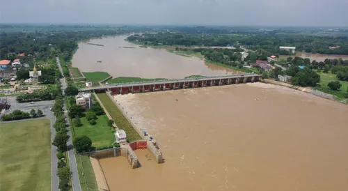 Chao Phraya flow rises to 2,610 cubic metres a second, water 20-60 cm higher downstream in six provinces from Chai Nat to Nonthaburi
